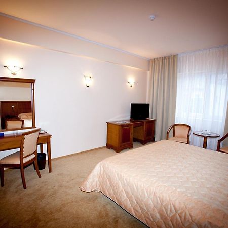 Hotel Maxim Орадеа Екстериор снимка