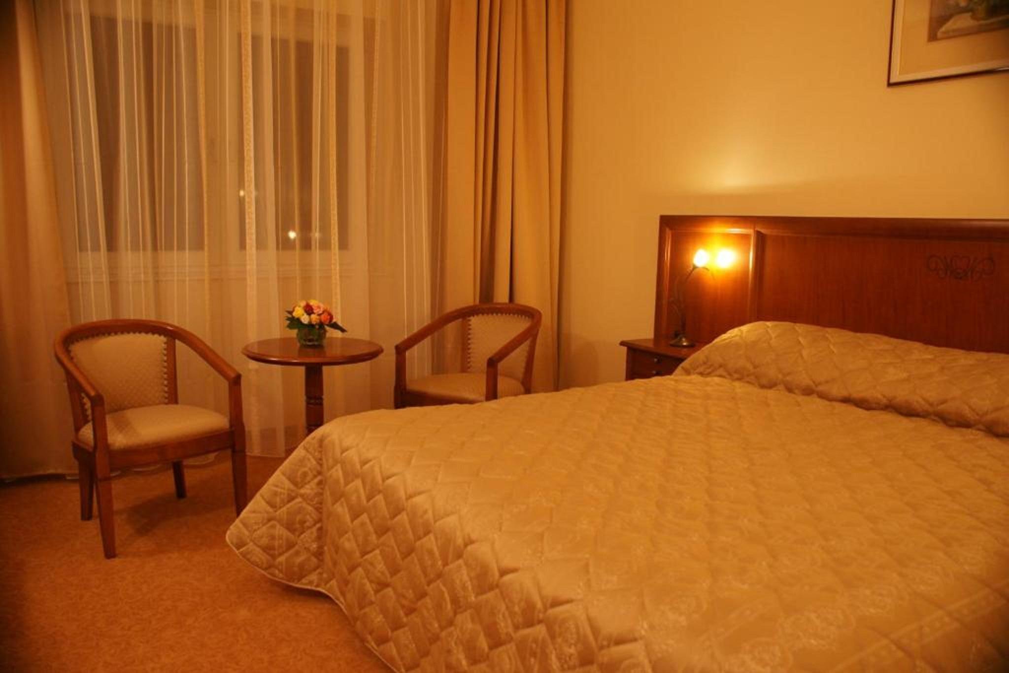 Hotel Maxim Орадеа Екстериор снимка