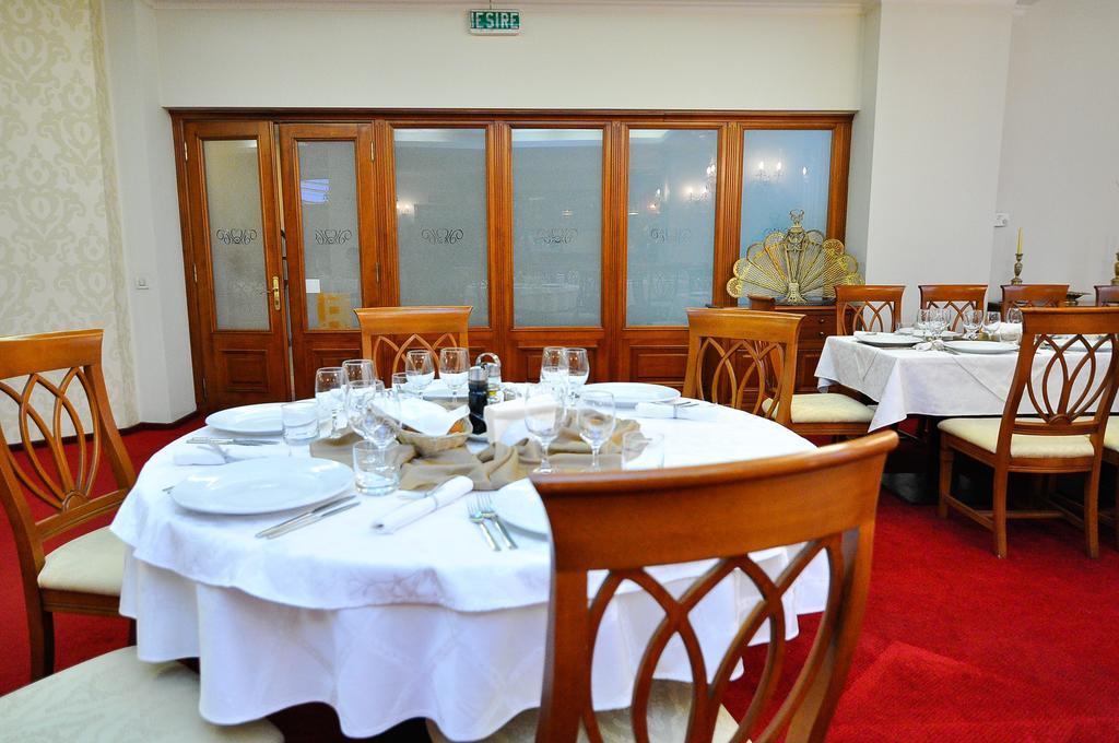 Hotel Maxim Орадеа Екстериор снимка
