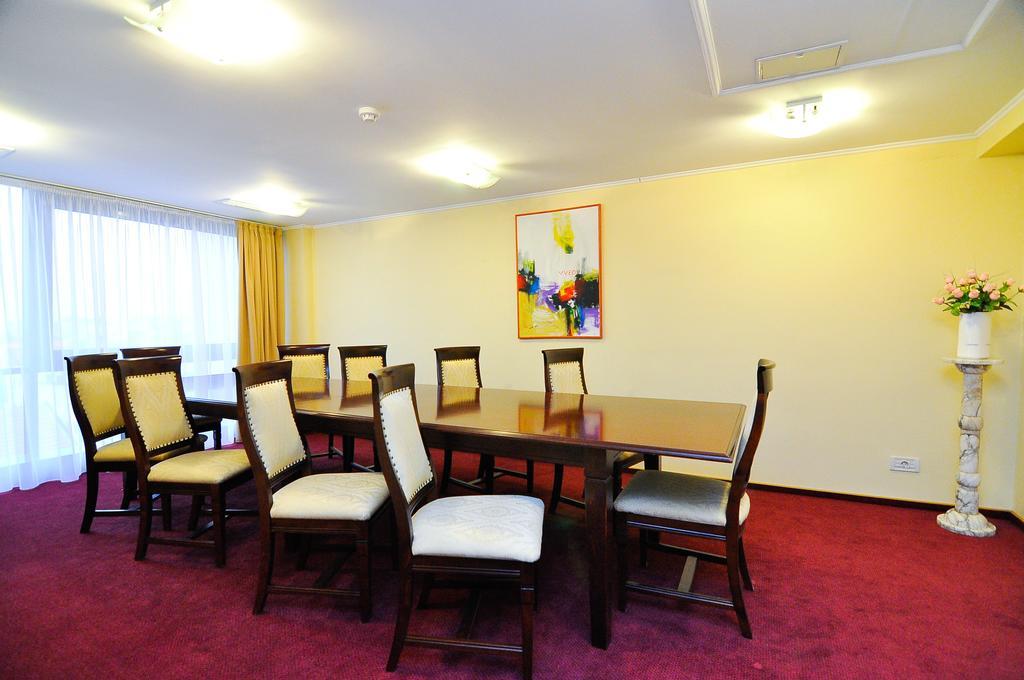 Hotel Maxim Орадеа Екстериор снимка