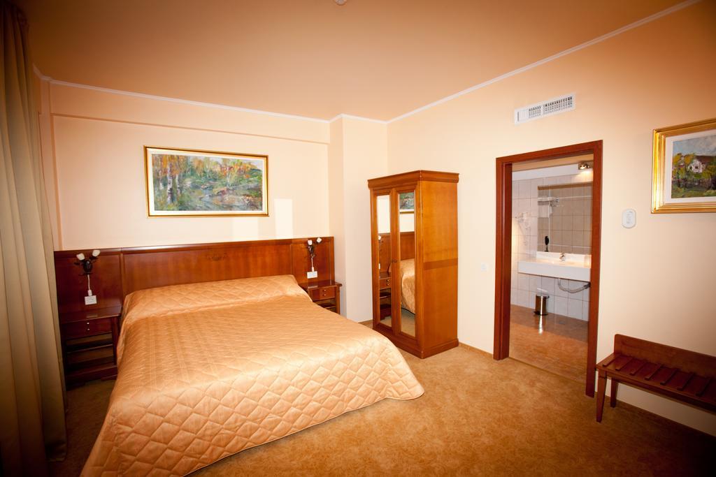 Hotel Maxim Орадеа Екстериор снимка